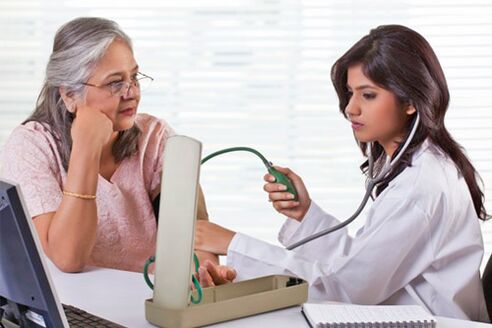 O médico mide a presión con presión arterial alta